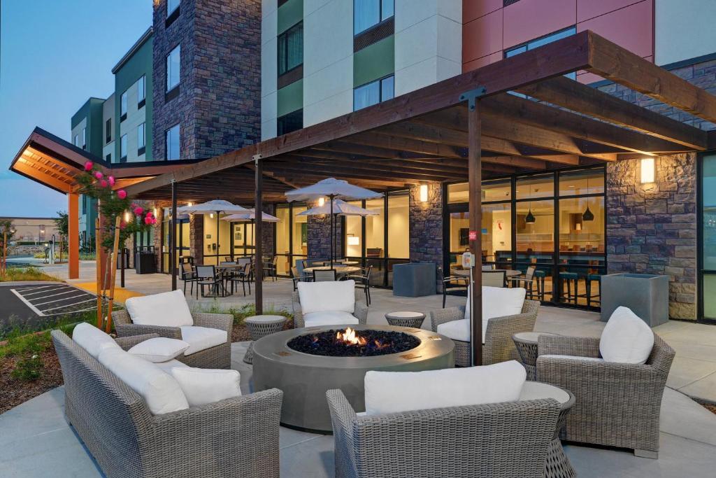 TownePlace Suites Sacramento Airport Natomas tesisinde bir oturma alanı