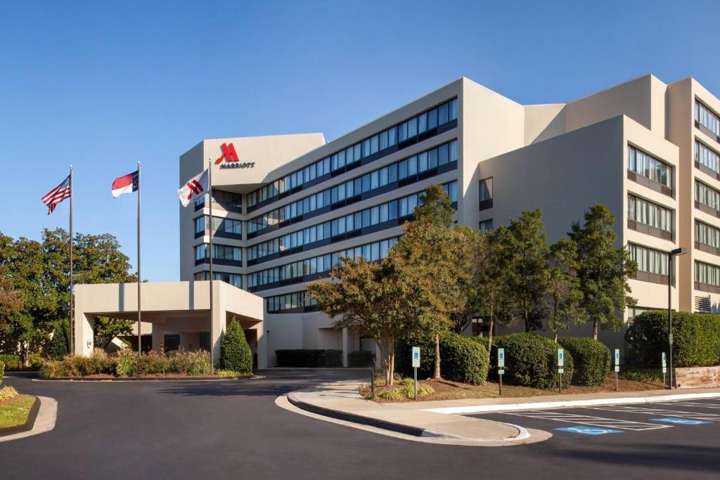 ein Bürogebäude mit Flaggen davor in der Unterkunft Marriott Raleigh Durham Research Triangle Park in Durham