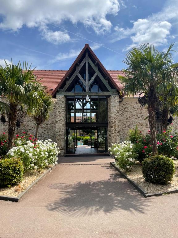 A garden outside Hotel Les Suites - Domaine de Crécy