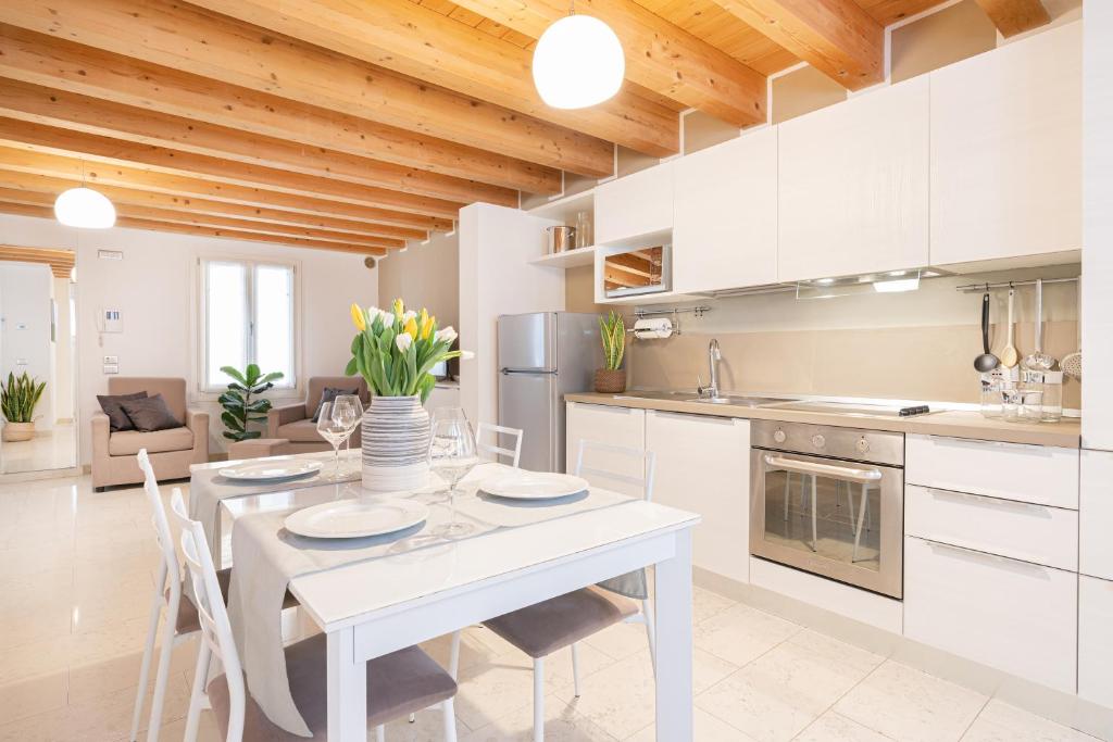 A kitchen or kitchenette at Ca' Degli Antichi Giardini Apartments