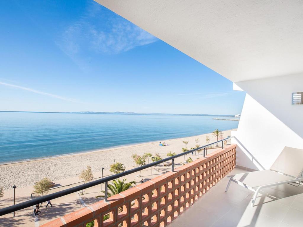 Gallery image of Apartamento moderno, renovado y soleado con vistas panorámicas al mar en primera línea de playa - ES-228-100 in Roses