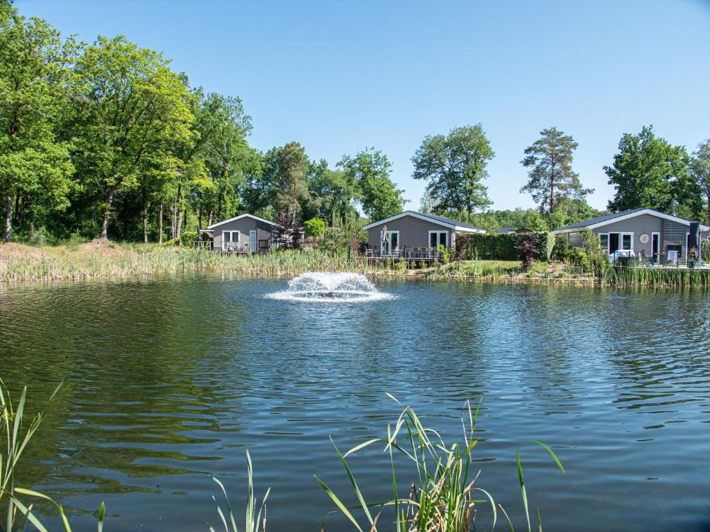 osoba jest w środku jeziora w obiekcie TopParken - Recreatiepark Beekbergen w mieście Beekbergen