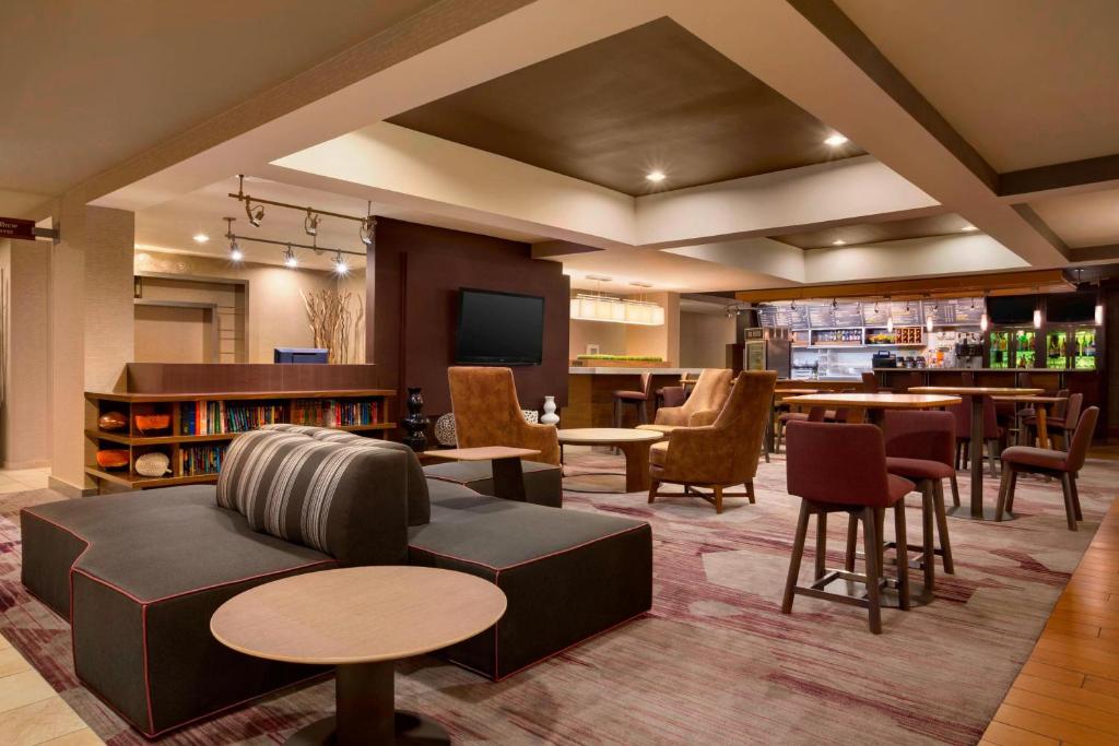 Un lugar para sentarse en Courtyard by Marriott Champaign