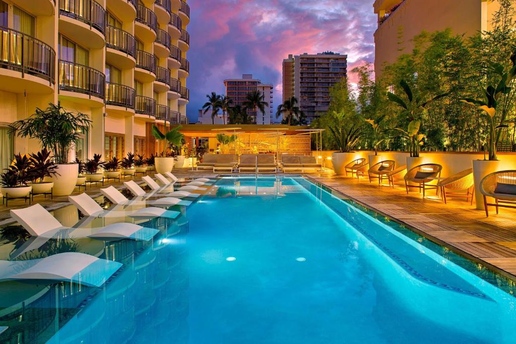 una piscina con tumbonas y un hotel en The Laylow, Autograph Collection, en Honolulu