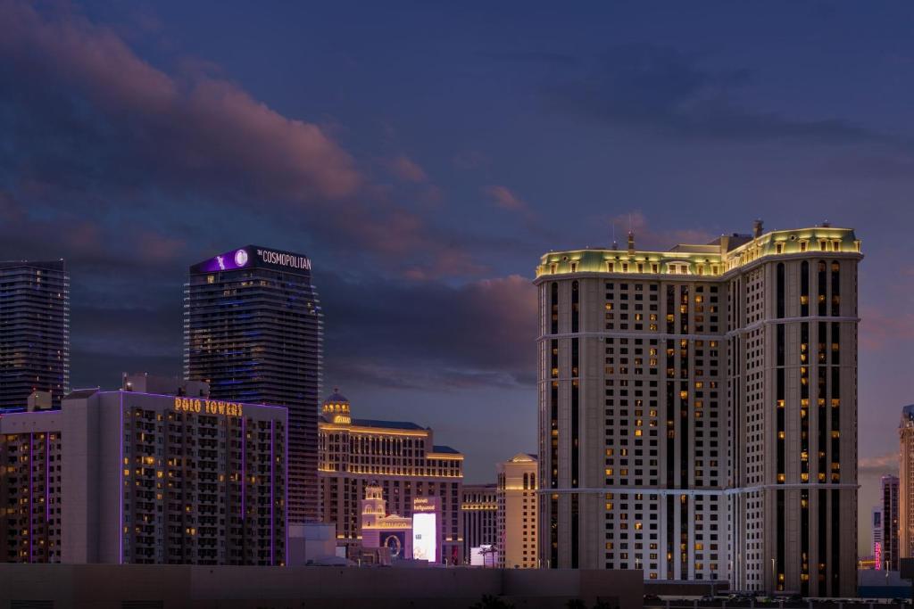 eine Gruppe von hohen Gebäuden in einer Stadt in der Nacht in der Unterkunft Marriott's Grand Chateau in Las Vegas