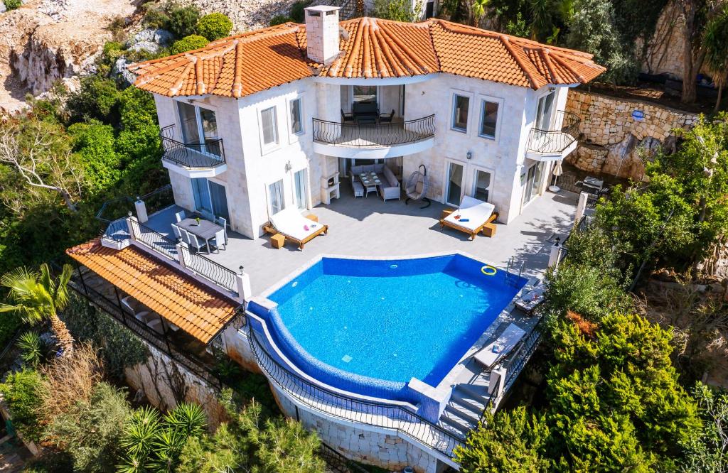 eine Luftansicht eines Hauses mit Pool in der Unterkunft Villa Mavi Manzara in Kaş