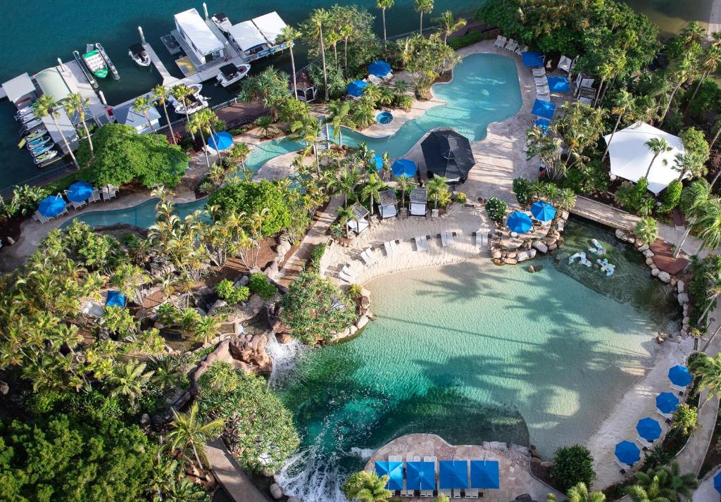 einen Luftblick auf einen Pool in einem Resort in der Unterkunft JW Marriott Gold Coast Resort & Spa in Gold Coast