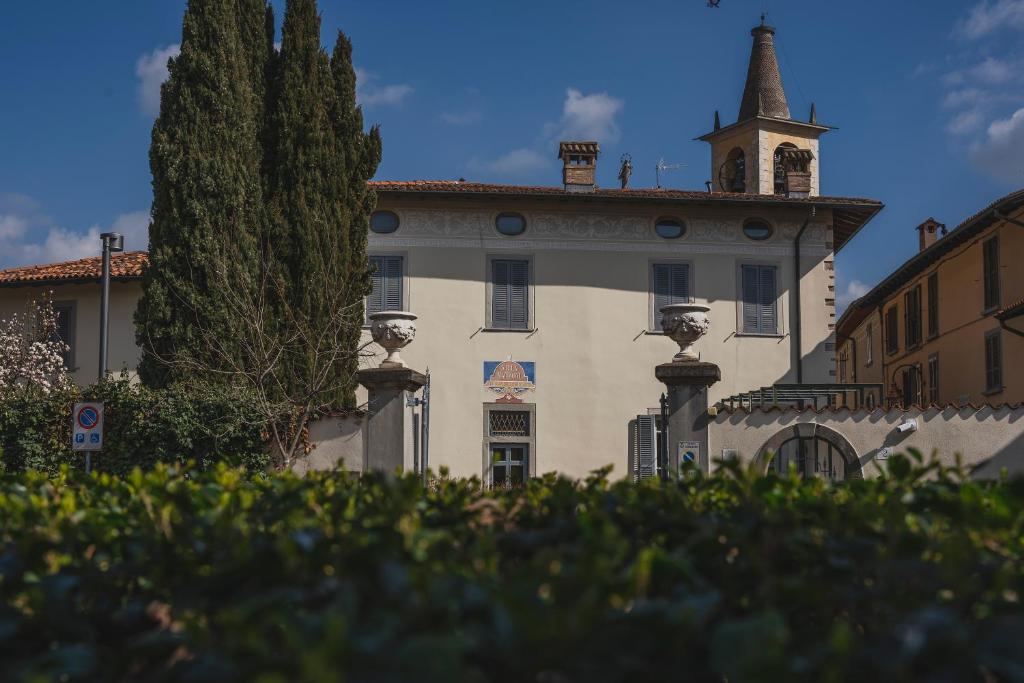 ein Gebäude mit einem Uhrturm darüber in der Unterkunft VILLA MANZONI in Cologno al Serio