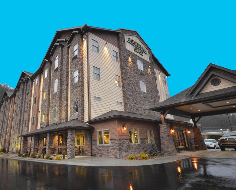 un grand bâtiment en briques avec un panneau. dans l'établissement Stonebrook Lodge, à Cherokee