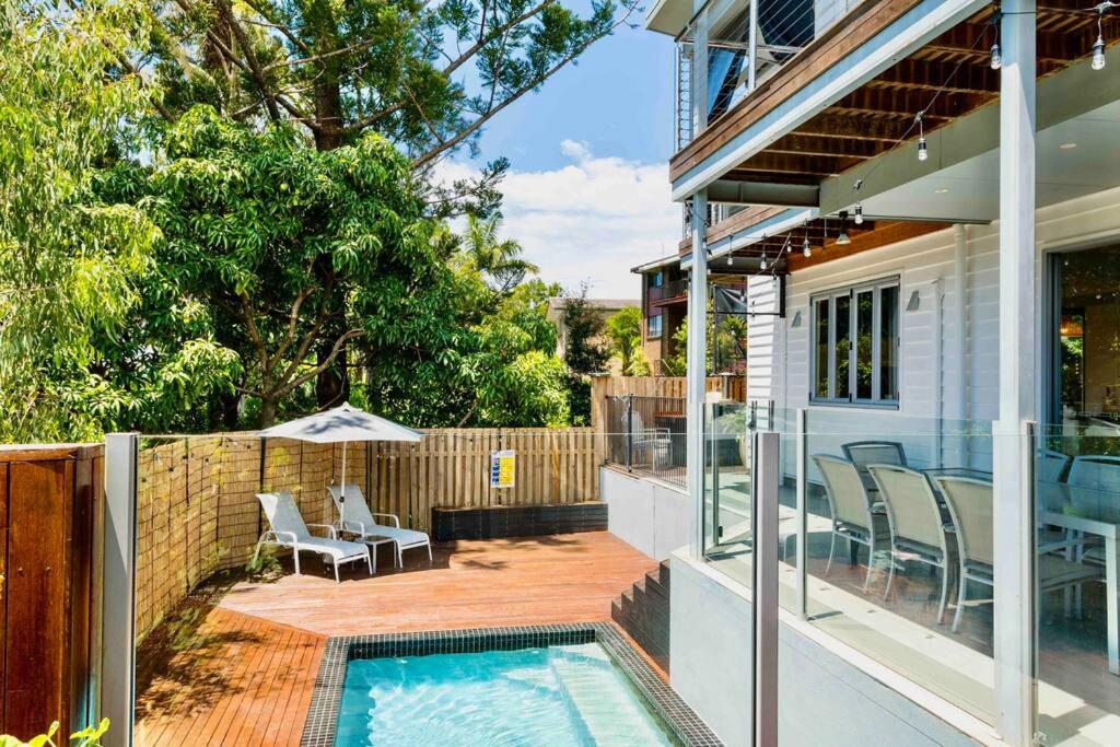 A piscina localizada em Large Tugun Modern House minutes to the beach ou nos arredores