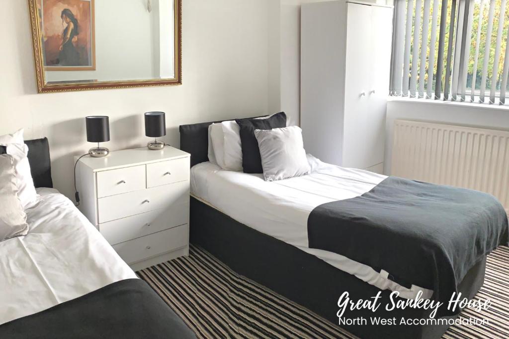 Great Sankey Serviced Accommodation tesisinde bir odada yatak veya yataklar