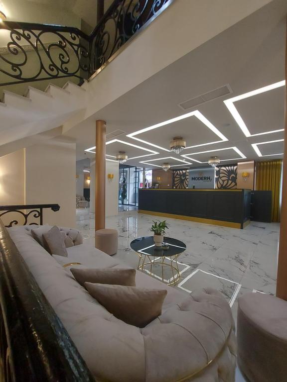 O zonă de relaxare la Modern Revival Luxury Hotel