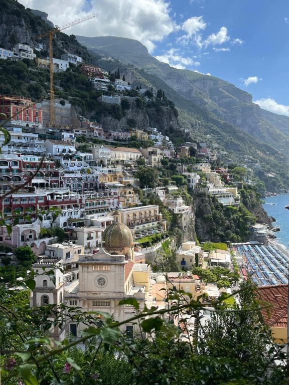 Blick auf eine Stadt auf der Seite eines Berges in der Unterkunft Casa Positano in Positano