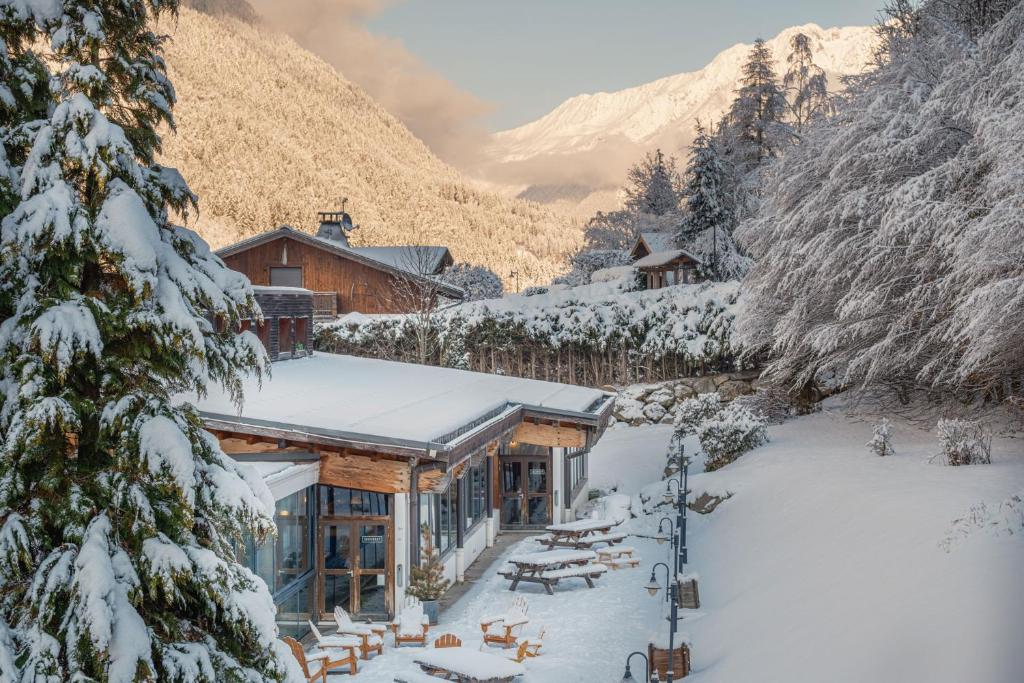 um alojamento de esqui nas montanhas com neve no chão em Big Sky Hotel & Spa em Chamonix-Mont-Blanc