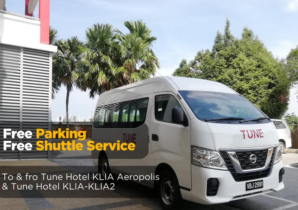 un camión blanco estacionado en un estacionamiento en Tune Hotel KLIA Aeropolis (Airport Hotel) en Sepang