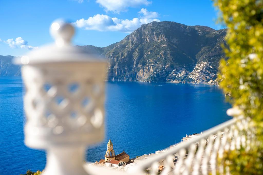 uma varanda com vista para um corpo de água em La Barbera em Praiano