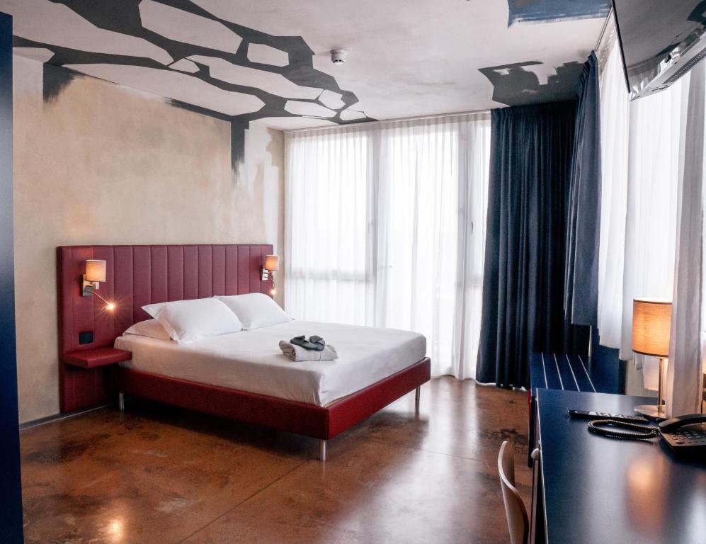 een slaapkamer met een bed met een schilderij aan het plafond bij K MODERN HOTEL in Peschiera del Garda