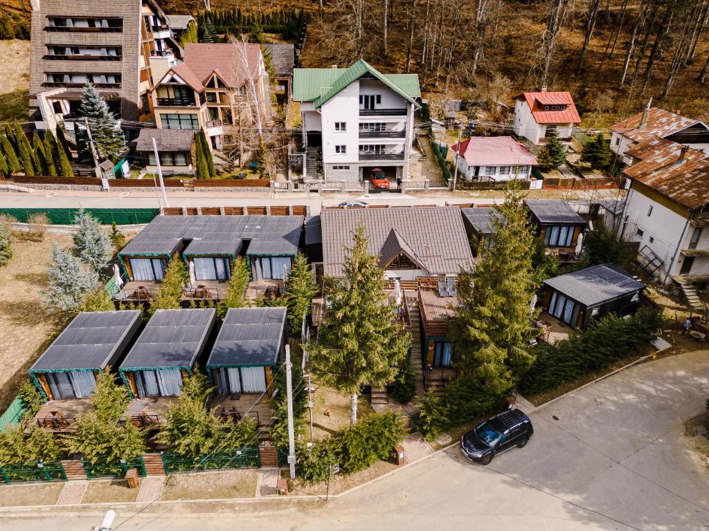 uma vista aérea de uma casa com painéis solares em Moon Resort em Buşteni