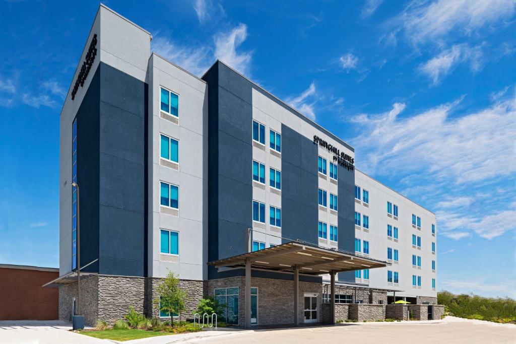 een hotelgebouw met een blauwe lucht op de achtergrond bij SpringHill Suites by Marriott Austin North in Austin