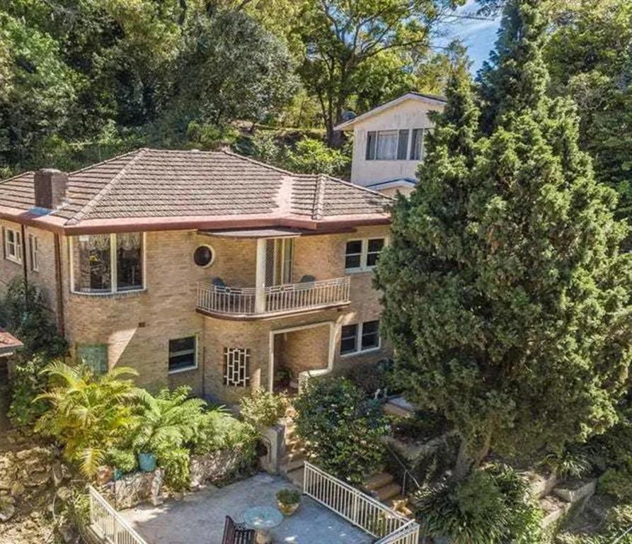 une vue aérienne sur une maison avec un arbre dans l'établissement Gracious 1930s Art Deco House, à Gosford