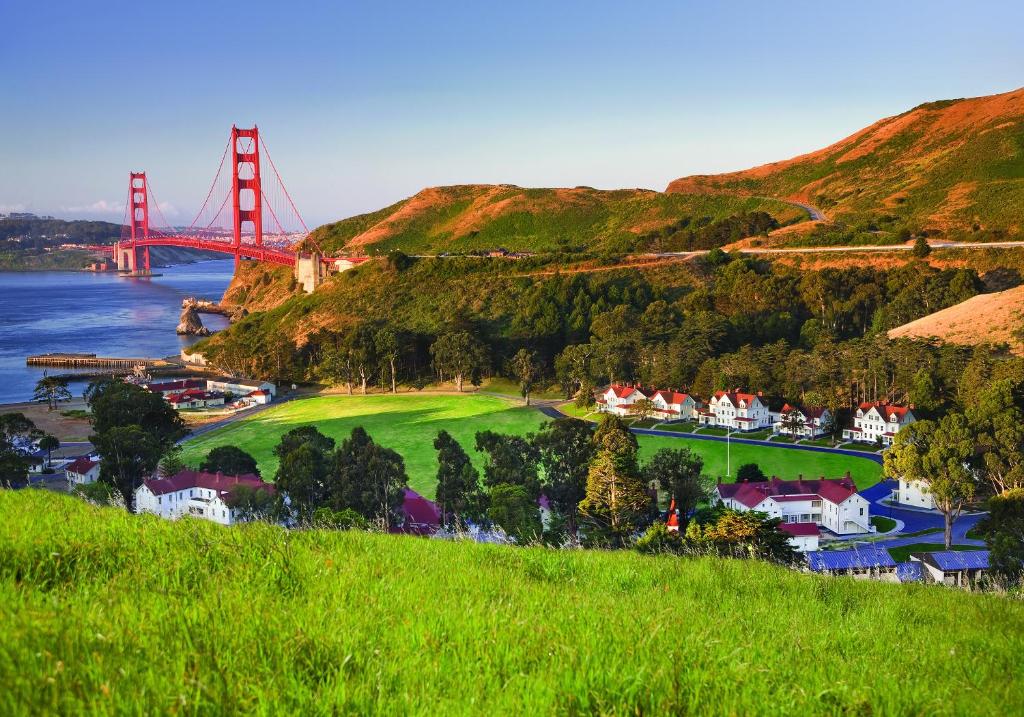 - une vue sur le pont de la porte dorée depuis une colline dans l'établissement Cavallo Point, à Sausalito