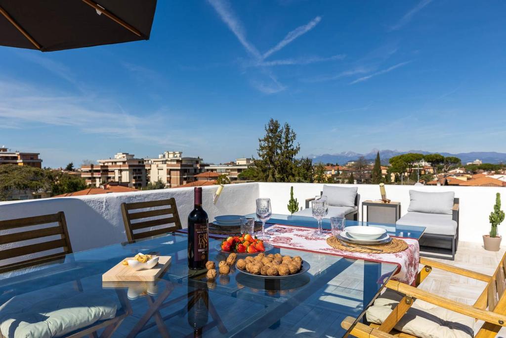 Uma varanda ou terraço em DimoraMatilda, attico con terrazza panoramica