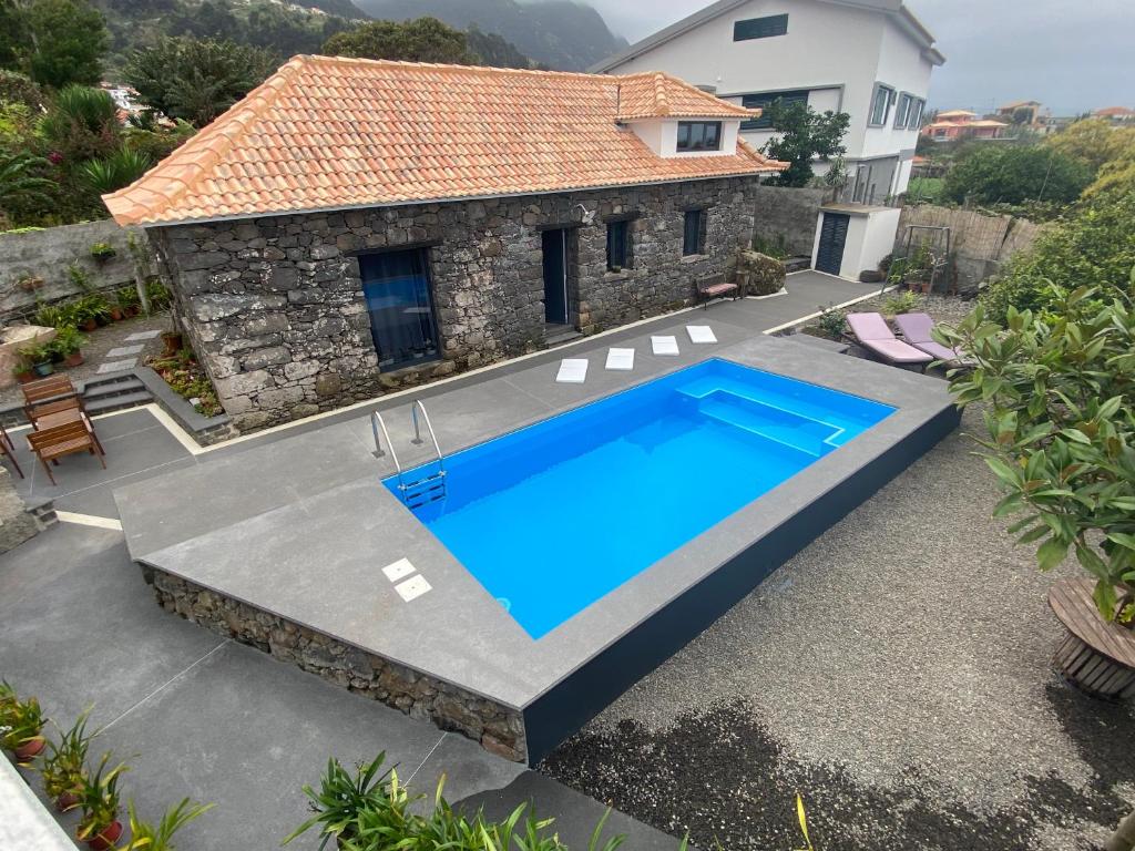 una piscina frente a una casa en Cottage Quinze, Contemporary designed cottage with Swimming pool, en Ponta Delgada