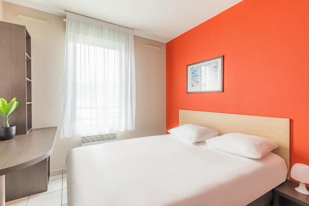 Cama ou camas em um quarto em Appart'City Classic Lyon Vaise St Cyr