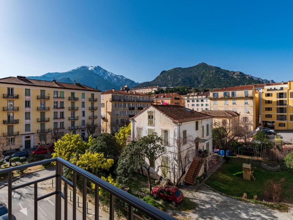 - une vue sur une ville avec des bâtiments et des montagnes dans l'établissement Apartment Padova T2 sup by Interhome, à Corte