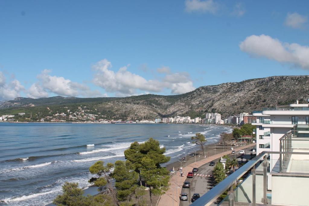 Blick auf einen Strand mit Gebäuden und das Meer in der Unterkunft Roxhensi in Shëngjin