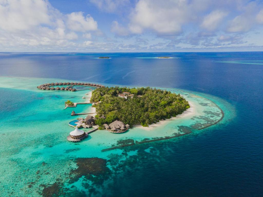 una isla en el océano con un grupo de complejos turísticos en Baros Maldives, en Male