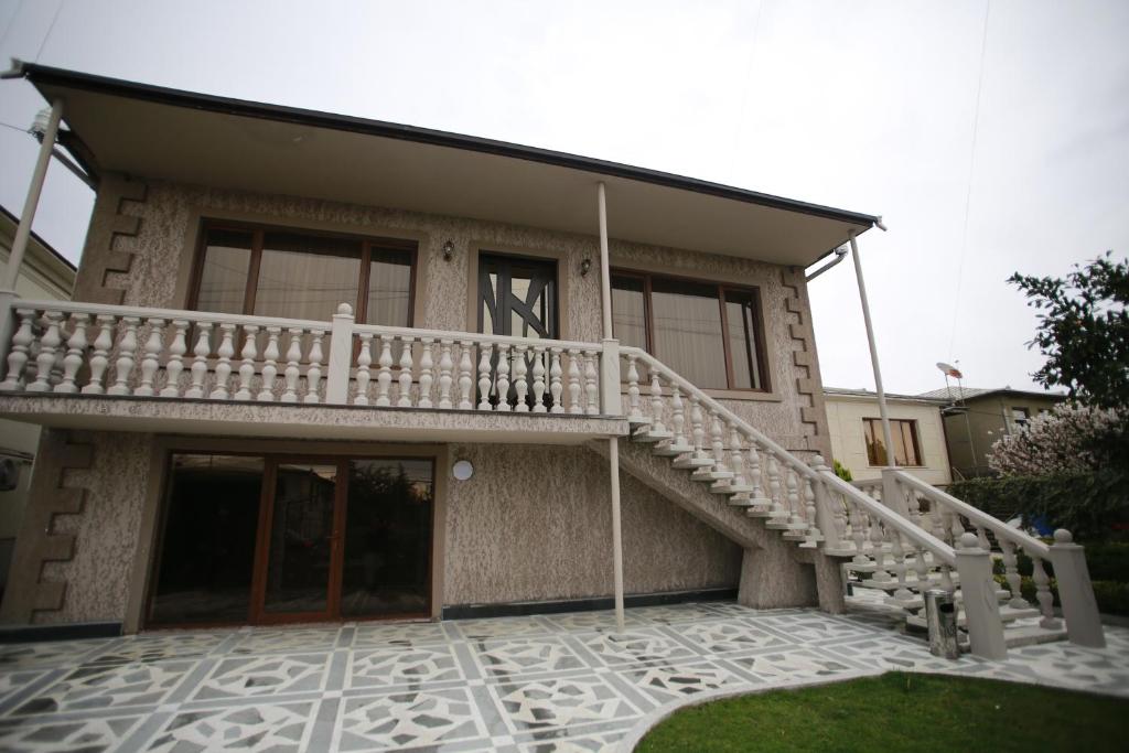 una casa con una scala di fronte di Guest House Nikola a Zugdidi