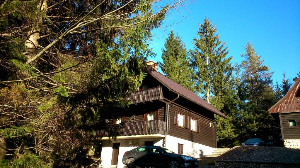 een huis met een auto ervoor geparkeerd bij Apartments Jelka in Kranjska Gora