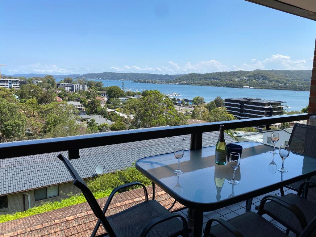 einen Tisch mit zwei Gläsern Wein auf dem Balkon in der Unterkunft Gosfords Best Location with Views in Gosford