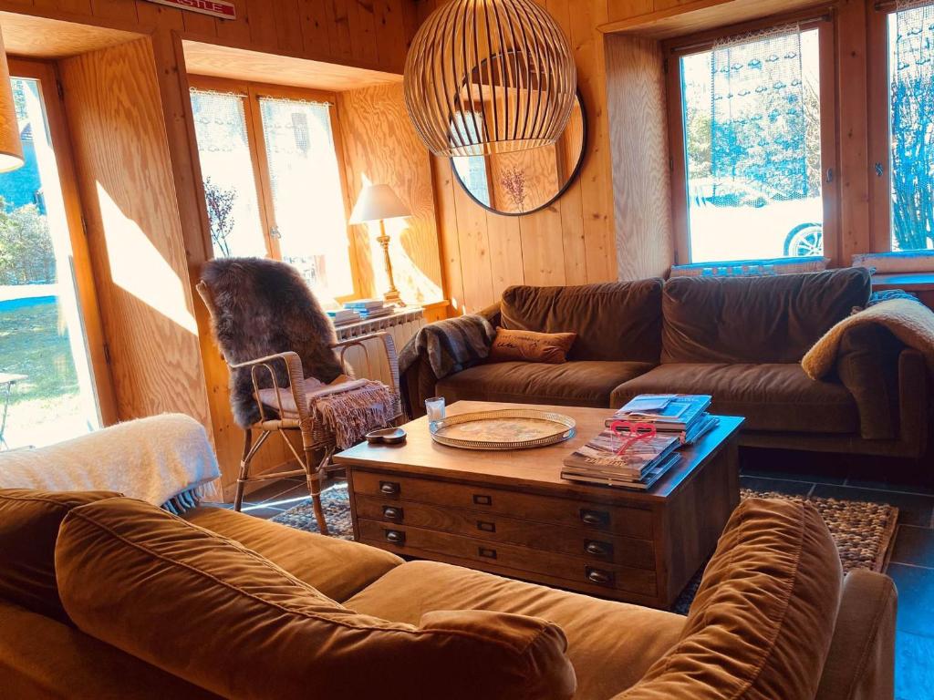 ein Wohnzimmer mit Sofas und einem Couchtisch in der Unterkunft Chalet Savoyard avec Cheminée et Parking à Samoëns - FR-1-624-80 in Samoëns