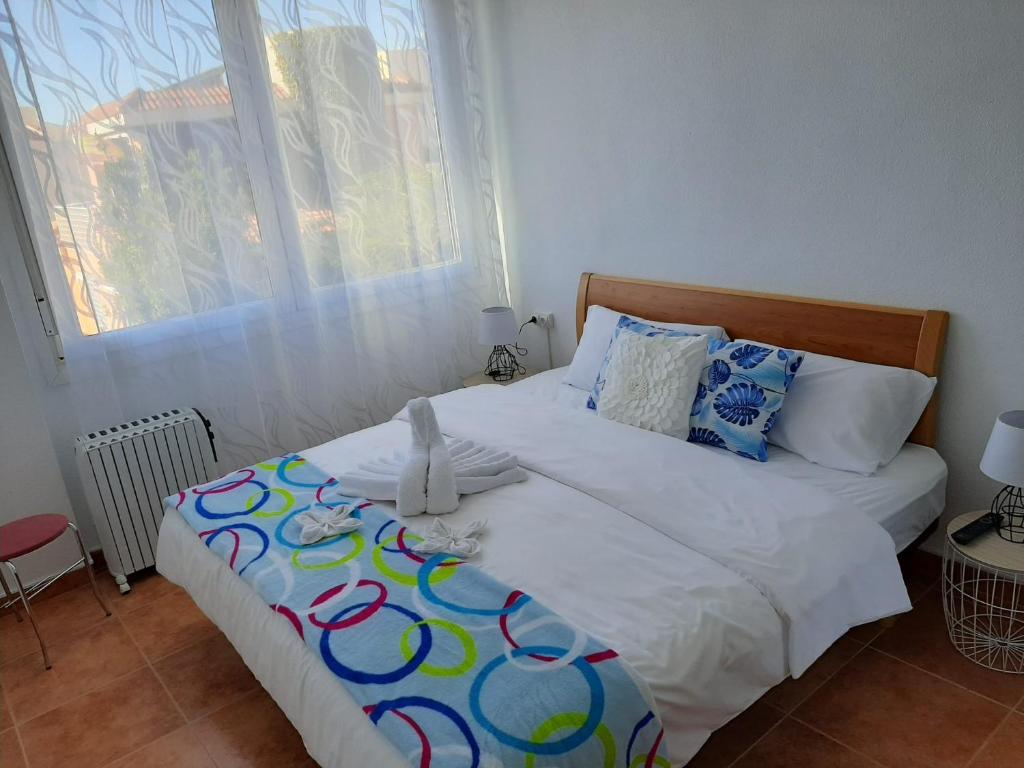 una camera da letto con un letto con una coperta colorata di Habitación Avileña Tropical en Aguadulce a Almería