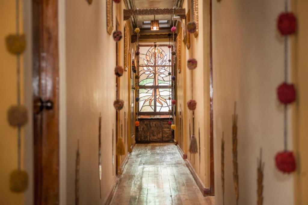 pasillo de un edificio con ventana grande en CASA HOSPEDAJE EL LABRADOR, en Cusco