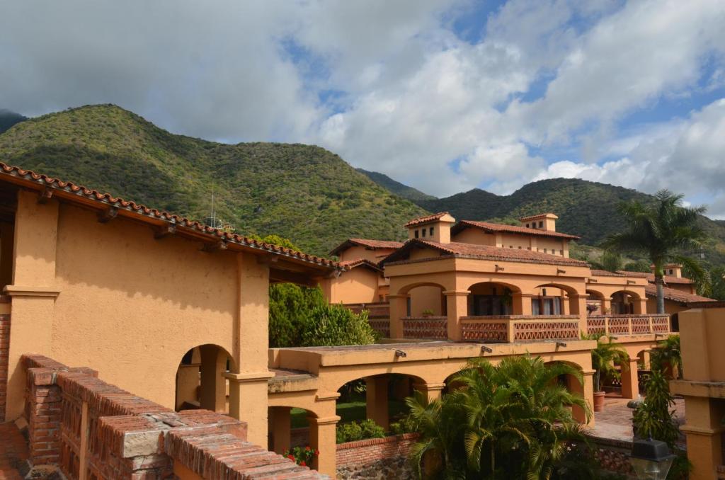 una grande casa con montagne sullo sfondo di Villas Danza del Sol a Ajijic