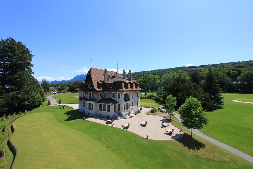 una vista aérea de una gran casa en un campo verde en Le Manoir du Golf, en Publier