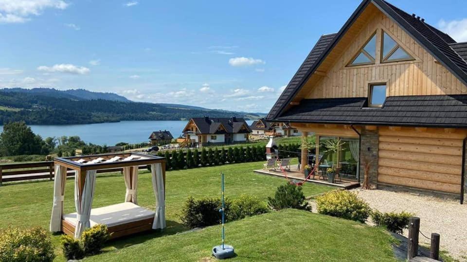 ein Haus mit einem Pavillon im Hof in der Unterkunft Domki Pasja II 2,5 km do wyciągu naciarskiego Czorsztyn Ski in Kluszkowce