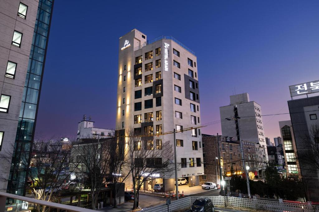 een groot wit gebouw in een stad 's nachts bij Hotel Arari in Jeonju