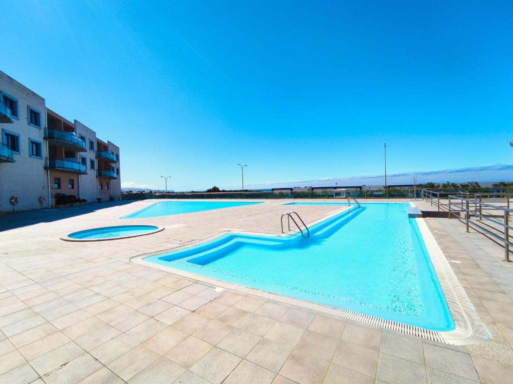 una gran piscina en medio de un edificio en Sunrise Apartmento Ribeira d'Ilhas Ericeira, en Ericeira