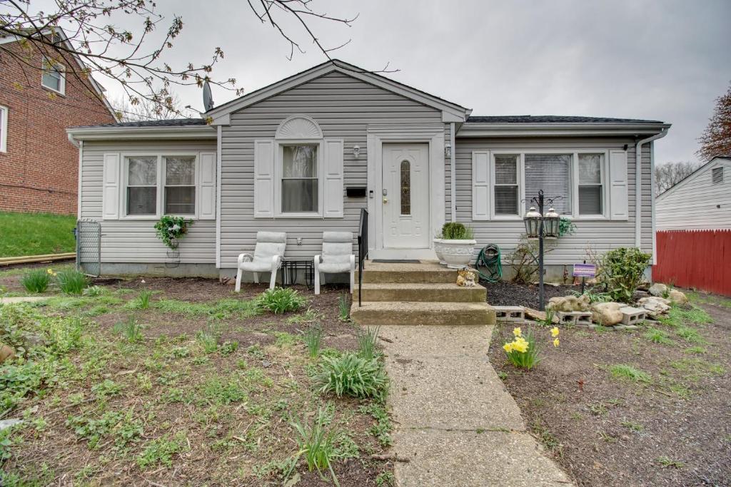 een wit huis met een tafel en stoelen in een tuin bij Oxon Hill Retreat about 10 Mi to National Mall! in Oxon Hill