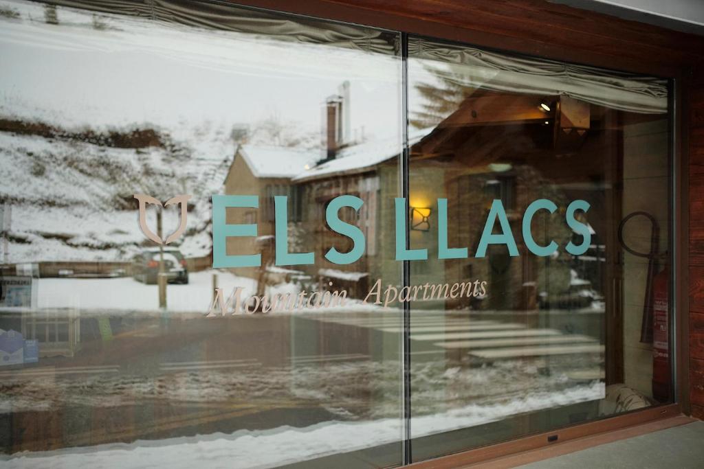 un escaparate con las palabras "eliasolisauts" escritas en él en Apartaments Els Llacs, en Bordes d´Envalira