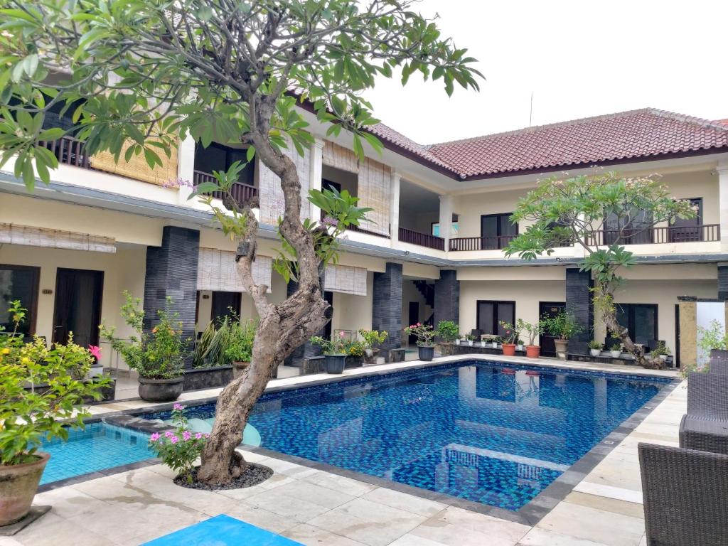 La pileta dentro o cerca de Radha Bali Hotel