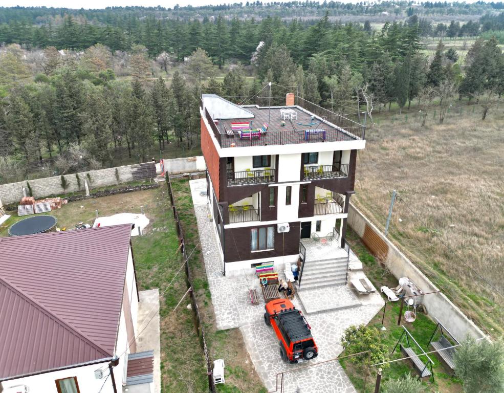 un camión naranja estacionado frente a una casa en Eco Forest Villa, en Tiflis