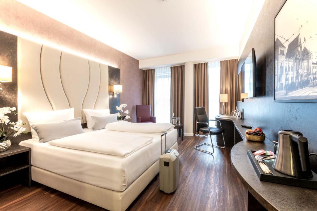 Tempat tidur dalam kamar di Best Western Plus Plaza Berlin Kurfürstendamm