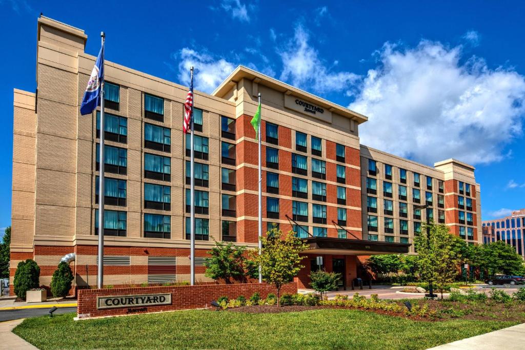 eine Darstellung eines Hotels in der Unterkunft Courtyard by Marriott Dulles Airport Herndon in Herndon