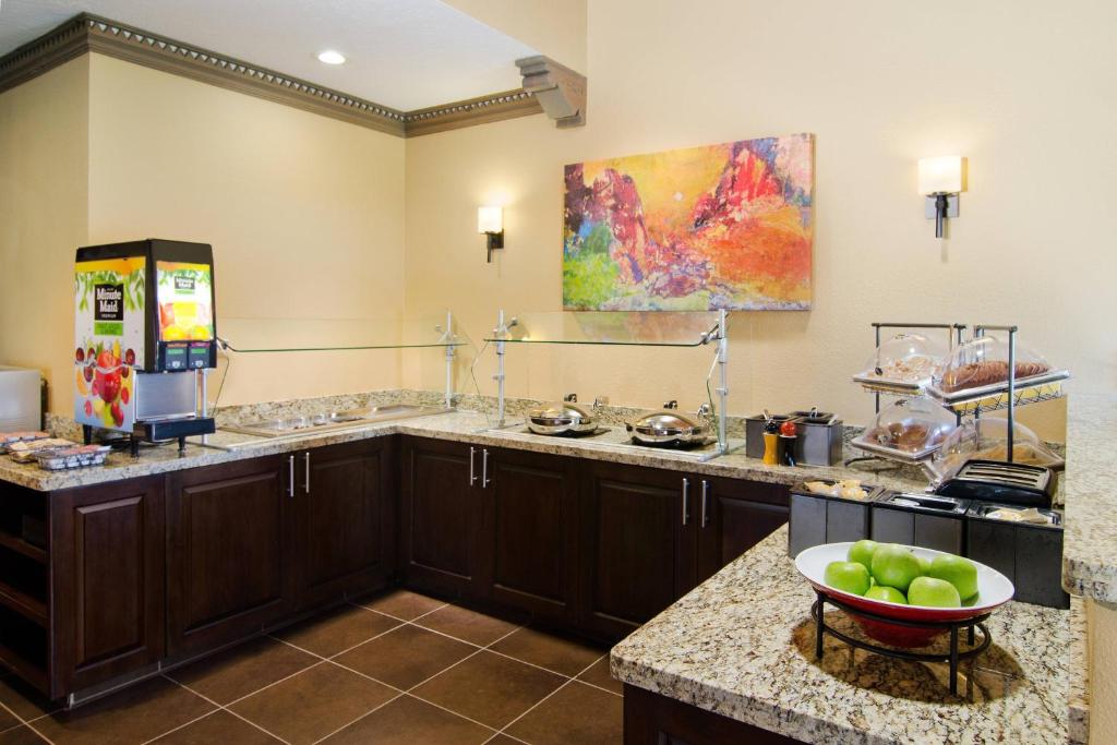 Una cocina o kitchenette en Residence Inn Santa Fe