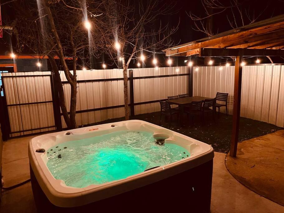 Imagine din galeria proprietății Prickly Pear at Cactus Flower-HOT TUB-Pet Friendly-No Pet Fees! în Albuquerque